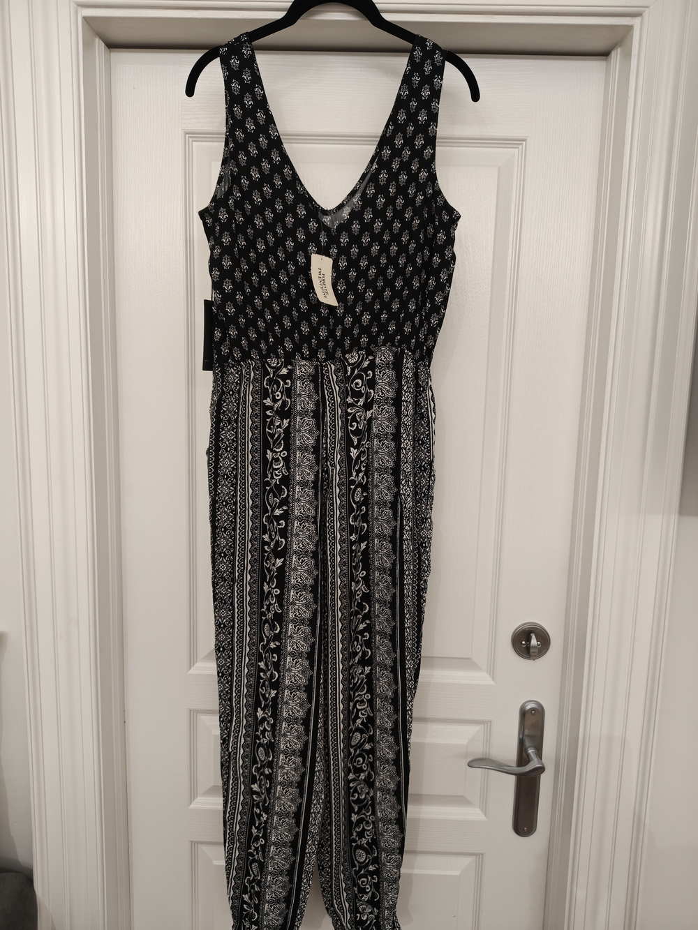 Forever 21 Black & White Patterned Sleeveless Jumpsuit